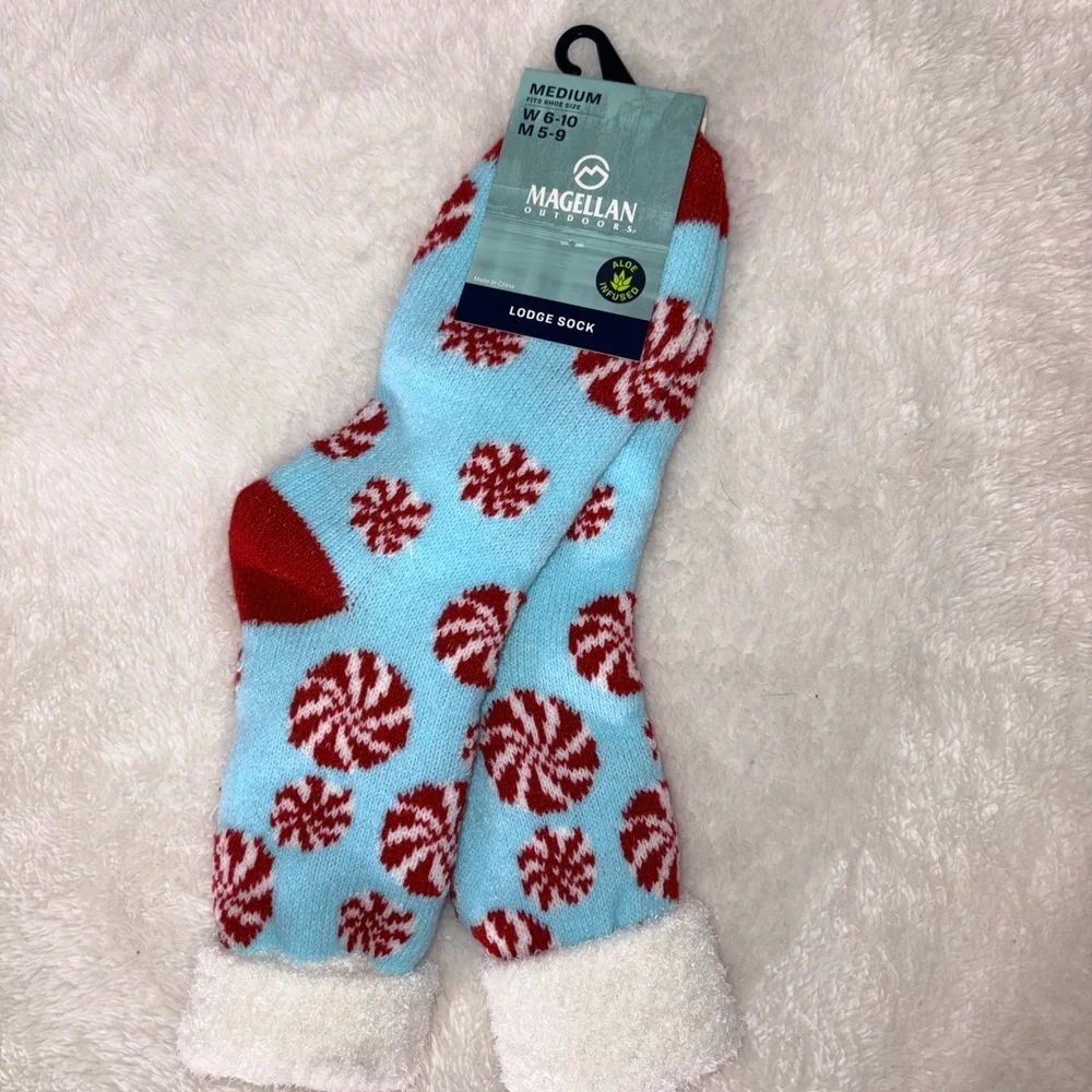 Magellan Outdoors Lodge Socks Size Medium Aloe Infused